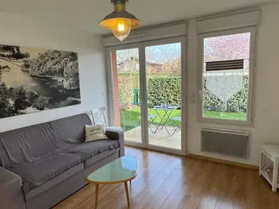 Coin salon dans l'établissement Appartement Moderne T2, Rez-de-Jardin, Proche Plage et Centre Ville, Parking, Wifi, Animaux Acceptés - FR-1-487-362