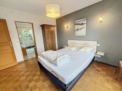 Un ou plusieurs lits dans un hébergement de l'établissement Maison proche plage, 8 pers, 3 ch, jardin, Wi-Fi, clim - FR-1-361-533