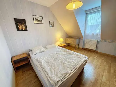 Un ou plusieurs lits dans un hébergement de l'établissement Maison proche plage, 8 pers, 3 ch, jardin, Wi-Fi, clim - FR-1-361-533