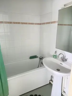 Salle de bains dans l'établissement charmant appartement port de Dives sur mer