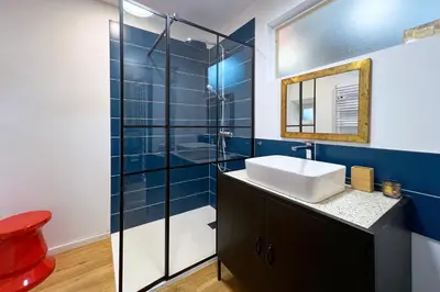 Salle de bains dans l'établissement Maison en pierre, piscine et jardin proche mer