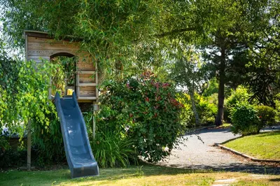 Jardin de l'établissement Maison en pierre, piscine et jardin proche mer