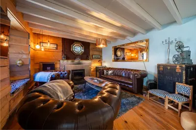 Coin salon dans l'établissement Maison en pierre, piscine et jardin proche mer