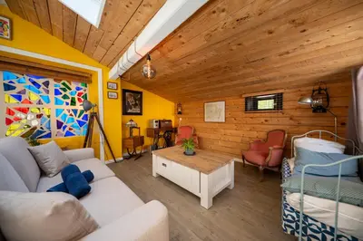 Coin salon dans l'établissement Maison en pierre, piscine et jardin proche mer