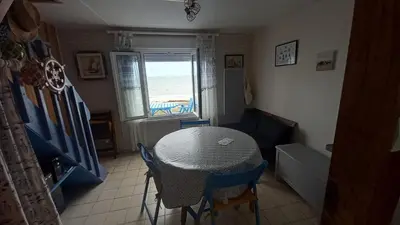 Coin salon dans l'établissement Maison de plage avec accès direct à la plage