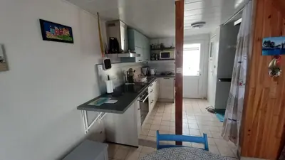 Cuisine ou kitchenette dans l'établissement Maison de plage avec accès direct à la plage