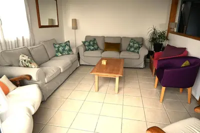 Coin salon dans l'établissement Normandy Holiday Home