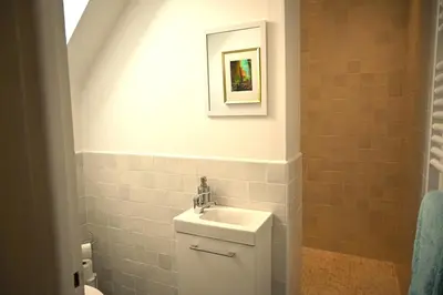 Salle de bains dans l'établissement Normandy Holiday Home