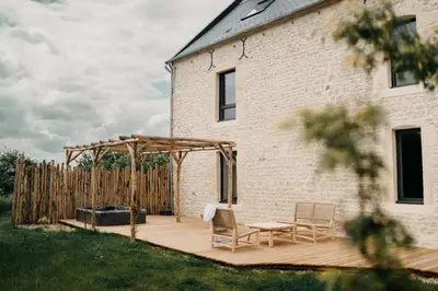 Jardin de l'établissement Le Clos d'Omaha - Suites luxueuses à 5 min d'Omaha Beach