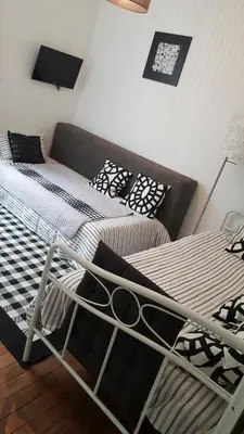 Un ou plusieurs lits dans un hébergement de l'établissement HÔTEL Le 6 3 Home PORT EN BESSIN Parking privé gratuit