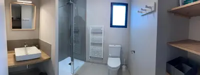 Salle de bains dans l'établissement Au Coeur d'Omaha Beach - Colleville-sur-Mer - Gîte 1