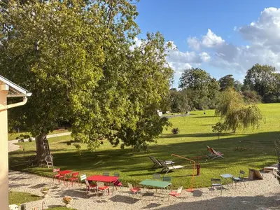 Jardin de l'établissement La Villa Mirabelle 2min d'Arromanches-les-Bains