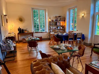 Coin salon dans l'établissement La Villa Mirabelle 2min d'Arromanches-les-Bains