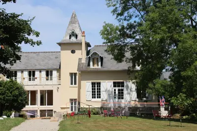 Jardin de l'établissement La Villa Mirabelle 2min d'Arromanches-les-Bains