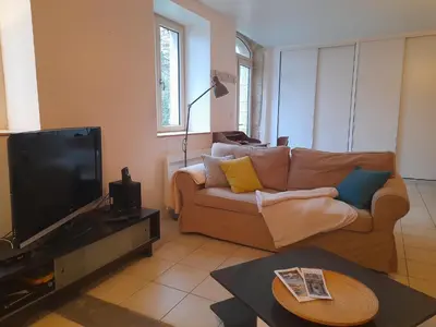 Télévision ou salle de divertissement dans l'établissement Une pause près de Pégasus Bridge