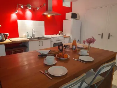 Cuisine ou kitchenette dans l'établissement Une pause près de Pégasus Bridge