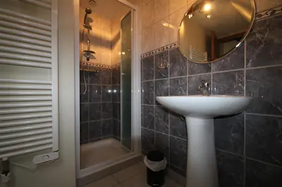 Salle de bains dans l'établissement Chambres d'hôtes La Difference-Le Pressoir