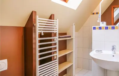 Salle de bains dans l'établissement 3 Bedroom Amazing Home In La Hague