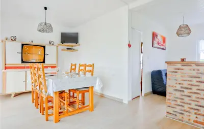Télévision ou salle de divertissement dans l'établissement Gorgeous Home In Creances-Plage