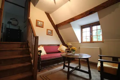 Coin salon dans l'établissement Holiday home Le Pressoir