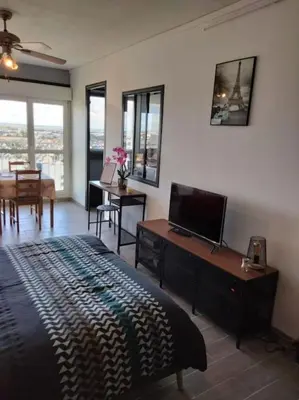 Télévision ou salle de divertissement dans l'établissement Studio chaleureux Caen