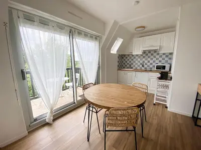 Cuisine ou kitchenette dans l'établissement studio à deux pas de la plage et des commerces