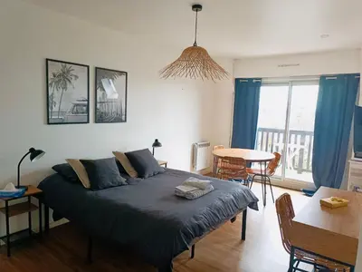 Coin salon dans l'établissement studio à deux pas de la plage et des commerces