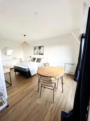 Un ou plusieurs lits dans un hébergement de l'établissement studio à deux pas de la plage et des commerces