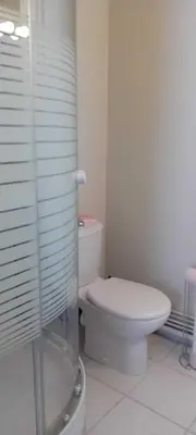 Salle de bains dans l'établissement La Falaisienne - Au coeur de la ville - 