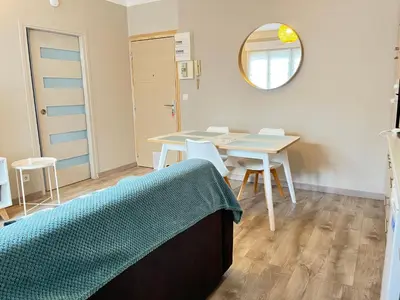 Coin salon dans l'établissement La Falaisienne - Au coeur de la ville - 