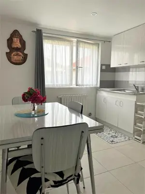 Cuisine ou kitchenette dans l'établissement Le Ponthieu de Bayeux