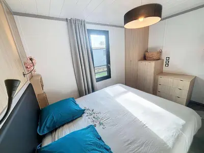 Un ou plusieurs lits dans un hébergement de l'établissement Jullouville: Villa 4 pers, proche plage, piscine chauffée - FR-1-361-534