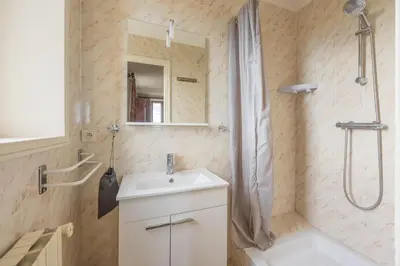 Salle de bains dans l'établissement Les Grandes Landes - Piscine privée - Grand jardin