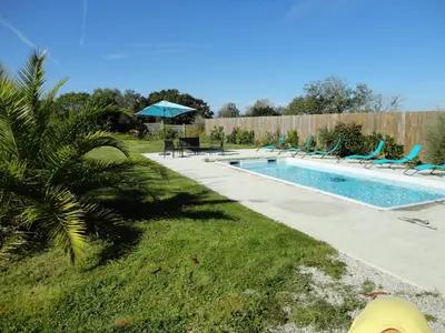 Piscine de l'établissement Les Grandes Landes - Piscine privée - Grand jardin ou située à proximité