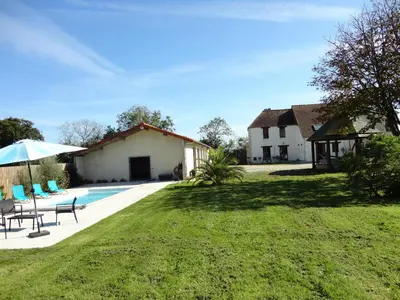 Piscine de l'établissement Les Grandes Landes - Piscine privée - Grand jardin ou située à proximité