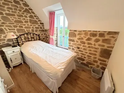 Un ou plusieurs lits dans un hébergement de l'établissement Jasmin Cottage with seasonal Swimming Pool
