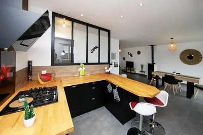 Télévision ou salle de divertissement dans l'établissement L'Océraline - Maison avec jardin et wifi