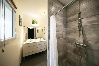 Salle de bains dans l'établissement L'Océraline - Maison avec jardin et wifi