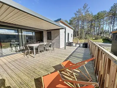 Balcon ou terrasse dans l'établissement Chalet de Standing 6 Pers. à Jullouville - Piscine Chauffée, Plage à Proximité, Wi-Fi Inclus - FR-1-361-536