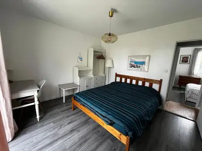 Un ou plusieurs lits dans un hébergement de l'établissement Maison HERMANVILLE SUR MER plein pied-à côté de la plage