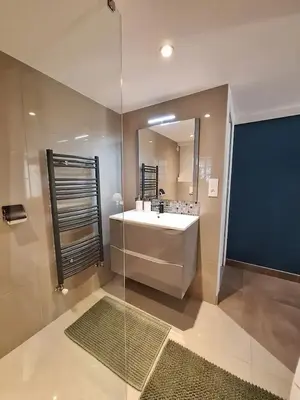 Salle de bains dans l'établissement Appartement moderne avec terrasse - proche mer