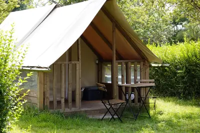 Jardin de l'établissement Camping Onlycamp Sous les Pommiers