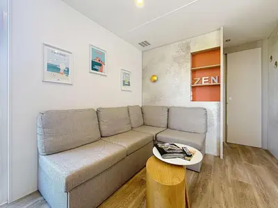 Coin salon dans l'établissement Mobil-home confort 6 pers, 3 ch, pisc chauffée, à 200m plage Jullouville - FR-1-361A-70