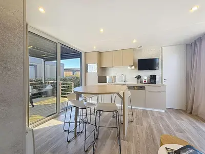 Cuisine ou kitchenette dans l'établissement Mobil-home confort 6 pers, 3 ch, pisc chauffée, à 200m plage Jullouville - FR-1-361A-70