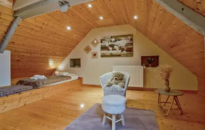 Coin salon dans l'établissement Stunning Home In L'étang-Bertrand