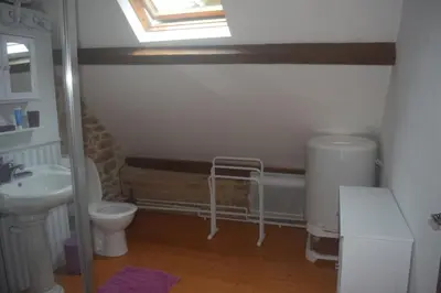 Salle de bains dans l'établissement Le Vieux Pressoir de La Forêt Auvray