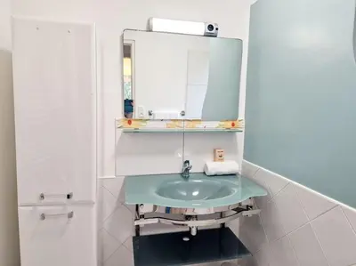 Salle de bains dans l'établissement Les Capucines