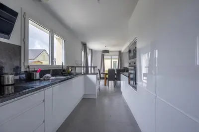 Cuisine ou kitchenette dans l'établissement Villa Elaïa maison Familiale Omaha Beach