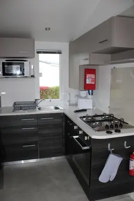 Cuisine ou kitchenette dans l'établissement Mobil-home