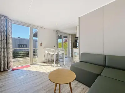 Coin salon dans l'établissement Mobil-home 4* Grand Confort, 200m plage, piscine, fitness, parking, ménage inclus, Wi-Fi gratuit - FR-1-361A-75